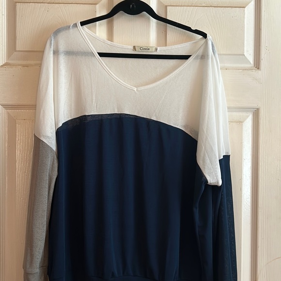 4/$20 EUC Cinnie colorblock top - Picture 1 of 3